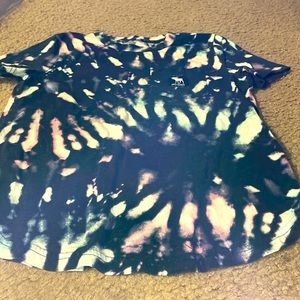This colorful Abercrombie t-shirt is a size 7/8.